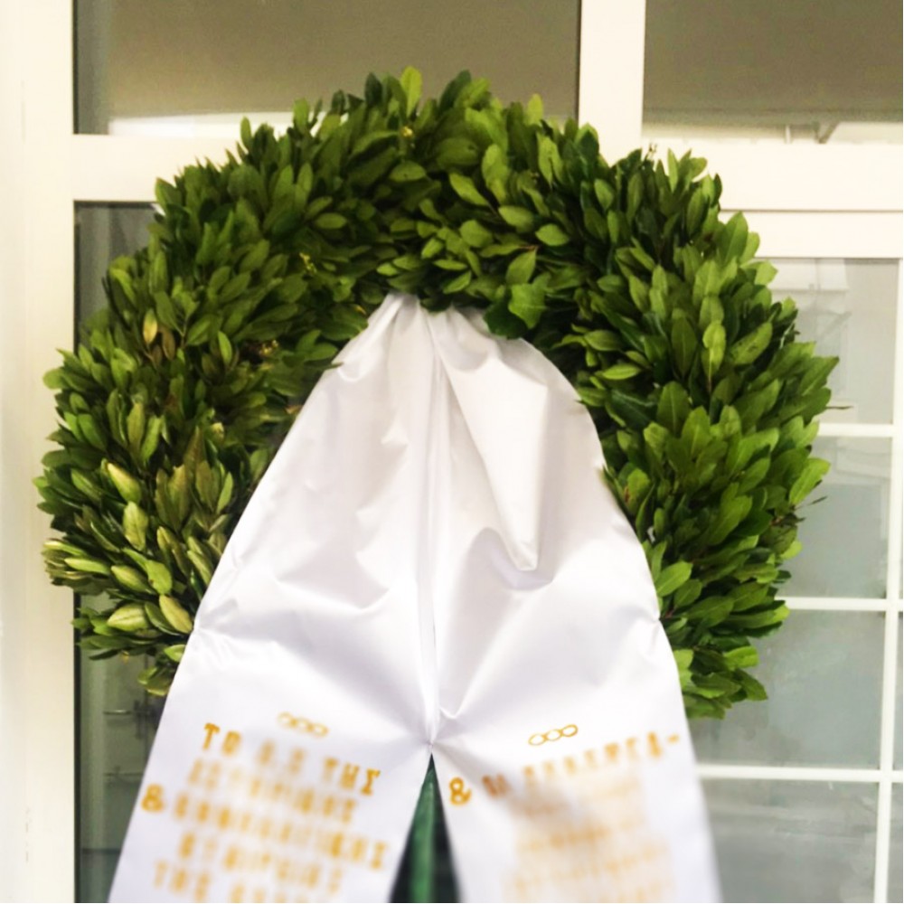 Laurel wreath - A wreath decorated with green laurel.