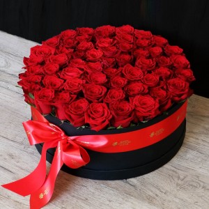 Big Red Roses hat box 