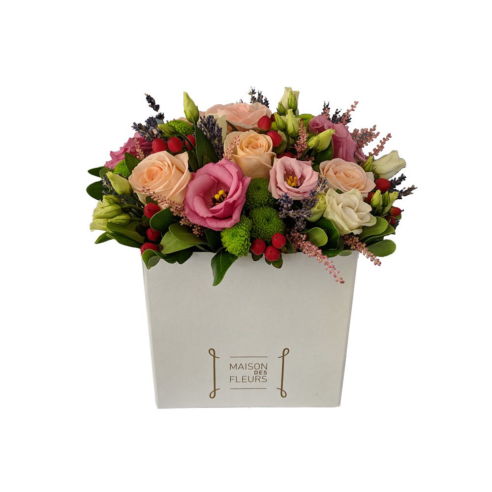 Sweet Box - Flower arrengement in romantic style with pale colors, in a square decorative box!