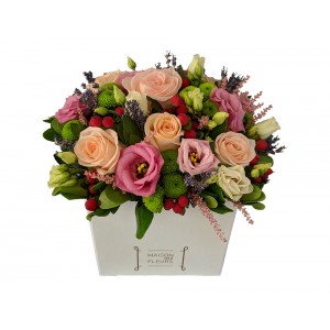 Sweet Box - Flower arrengement in romantic style with pale colors, in a square decorative box!