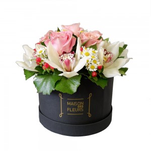 Pink Roses Box - Σύνθεση με Ροζ τριαντάφυλλα, cymbidium και χαμομήλι σε στρογγυλό κουτί